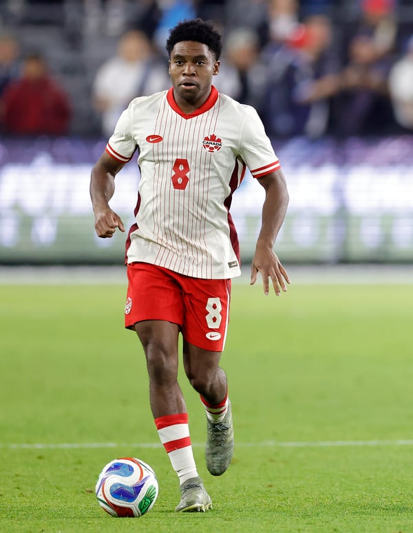 世界杯FIFA体育新闻：拉尔夫·普里索在加拿大队与危地马拉队的二级联赛友谊赛中担任中后卫，表现出色。/ Ronald Martinez/Getty Images