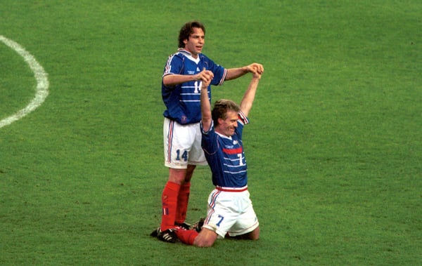 世界杯FIFA体育新闻：阿兰·博戈西安（左）与迪迪埃·德尚。/ IMAGO/Contrast