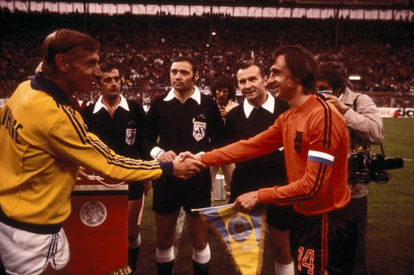 世界杯FIFA体育新闻：在1974年国际足联世界杯第三小组的比赛中，瑞典队队长博·拉尔森和荷兰队队长约翰·克鲁伊夫在多特蒙德威斯特法伦球场赛前握手。