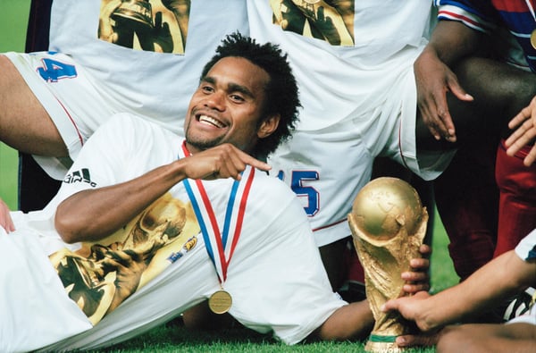 世界杯FIFA体育新闻：法国队的克里斯蒂安·卡伦布庆祝在1998年世界杯决赛中战胜巴西队夺冠。