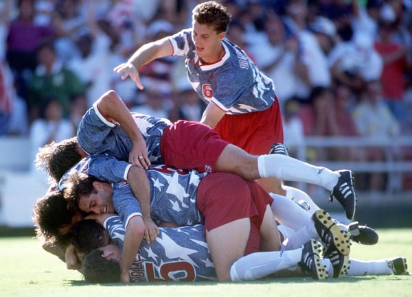 世界杯FIFA体育新闻：1994年国际足联世界杯上，厄尼·斯图尔特在对阵哥伦比亚的比赛中进球后与他的美国队友庆祝。