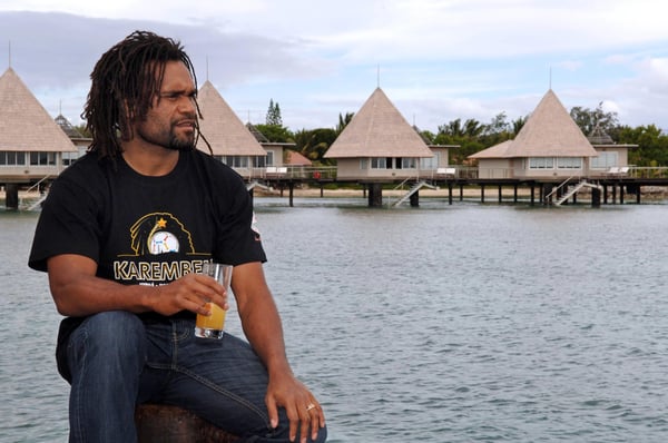 世界杯FIFA体育新闻：2008年5月28日，出生于卡纳克族的法国前国家足球队队员克里斯蒂安·卡伦布在法属新喀里多尼亚岛喝果汁。1998年世界杯冠军法国队的十几名队员于6月1日抵达努美阿，参加卡伦布的周年庆典。