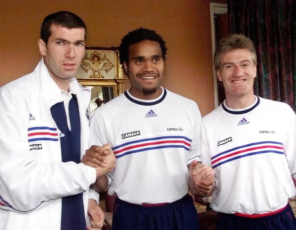 世界杯FIFA体育新闻：法国国际队参加了冠军联赛决赛，齐达内（G）和迪迪埃·德尚（D）在都灵尤文图斯队中，在皇家马德里队的环境中，克里斯蒂安·卡伦布在斯德哥尔摩21日的比赛中，法国足球队在比赛中与南联盟队进行了比赛世界杯的准备工作。