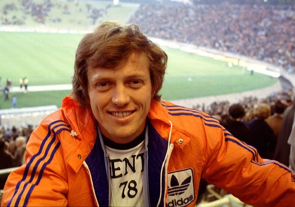 世界杯FIFA体育新闻:荷兰人阿里·哈恩在布宜诺斯艾利斯的纪念碑球场观看1978年阿根廷世界杯季军争夺战,对阵双方是巴西和意大利。