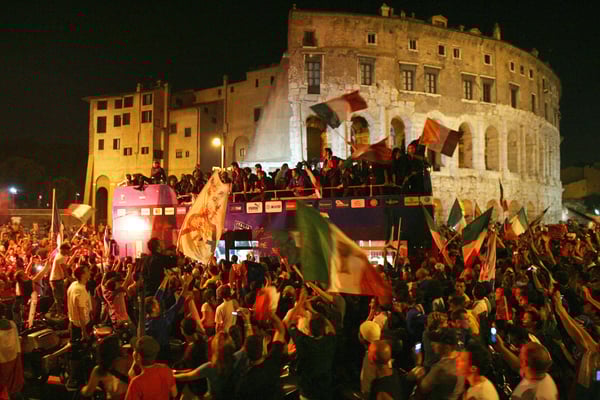 世界杯FIFA体育新闻:意大利队在赢得 2006 年德国世界杯后,在马塞洛剧院附近的一辆敞篷巴士上庆祝。
