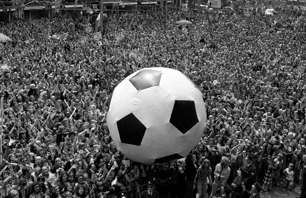 世界杯FIFA体育新闻:Onderwerp/Subject: Holland Club/Team/Country: Holland Seizoen/Season: 1973/1974 1974/1975 FOTO/PHOTO: A big ball in the