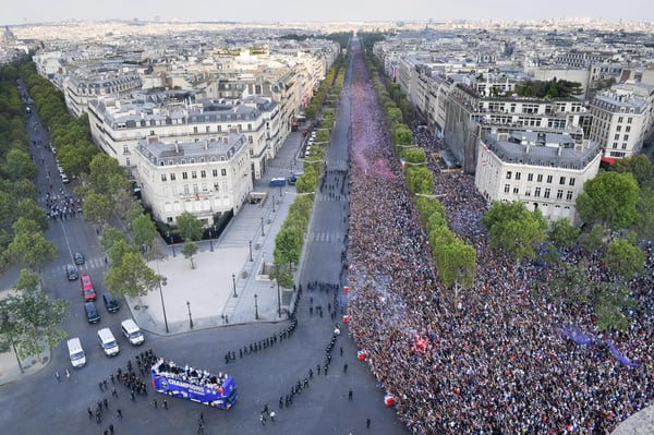 世界杯FIFA体育新闻:一辆敞篷巴士载着法国队在巴黎香榭丽舍大街举行的2018年俄罗斯世界杯夺冠游行中亮相。