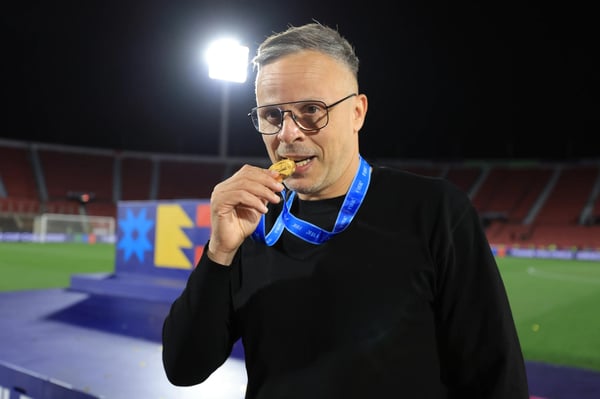 世界杯FIFA体育新闻:2025年10月19日,在智利圣地亚哥的胡利奥·马丁内斯·普拉达诺斯国家体育场举行的2025年智利国际足联U-20世界杯决赛中,摩洛哥队战胜阿根廷队,摩洛哥队主教练穆罕默德·瓦赫比在赛后与冠军奖牌合影庆祝。