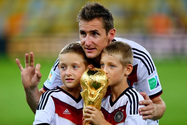 世界杯FIFA体育新闻：米罗斯拉夫·克洛泽与儿子卢安和诺亚一起参加了2014年FWC比赛