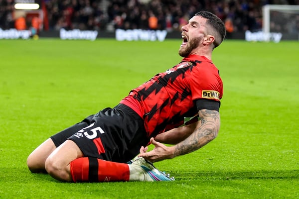 世界杯FIFA体育新闻：马科斯·塞内西庆祝为伯恩茅斯队进球