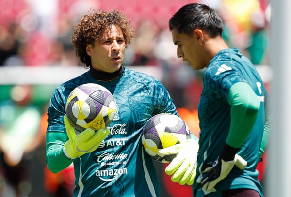 世界杯FIFA体育新闻：老将吉列尔莫·奥乔亚在莱斯-埃克尔斯体育场与劳尔·兰赫尔交谈，备战与瑞士队的国际比赛。