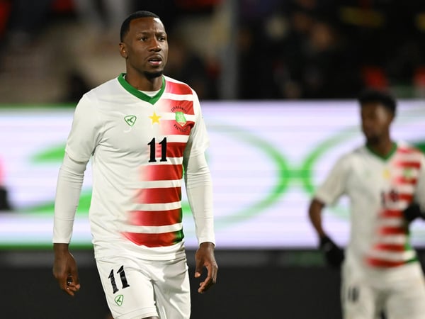 世界杯FIFA体育新闻:阿尔梅雷 - 苏里南的谢拉尔多·贝克尔在国际友谊赛中,Länderspiel,Nationalmannschaft 之间的苏