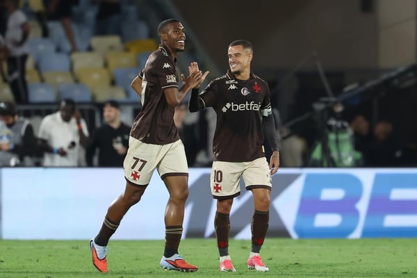 世界杯FIFA体育新闻：2025 年 10 月 20 日，瓦斯科达伽马的拉扬与菲利普·库蒂尼奥一起庆祝。