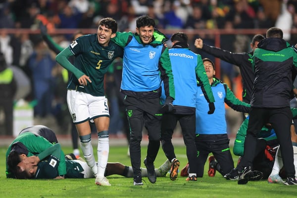 世界杯FIFA体育新闻:埃夫拉因·莫拉莱斯和玻利维亚庆祝