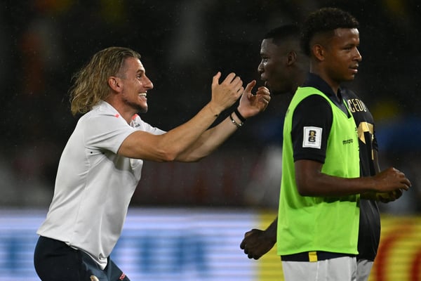 世界杯FIFA体育新闻：贝卡塞斯与莫伊塞斯·凯塞多一起庆祝