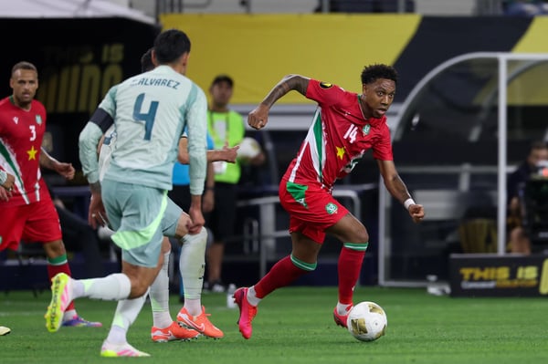 世界杯FIFA体育新闻：苏里南的让·保罗·波蒂乌斯 v 墨西哥