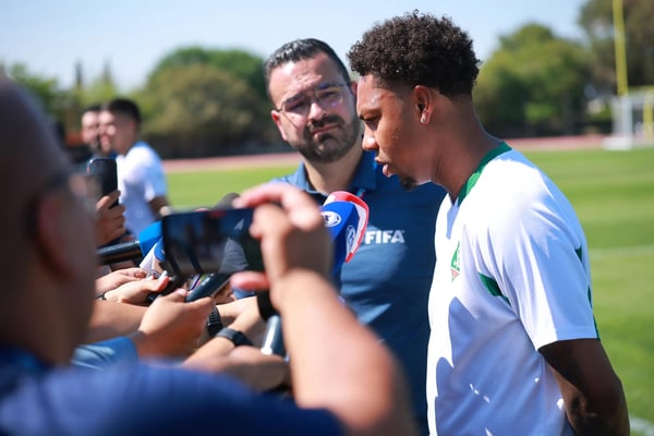 世界杯FIFA体育新闻：苏里南的让·保罗·博蒂乌斯 (Jean Paul Boetius) 接受媒体采访