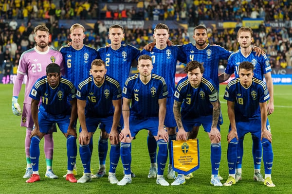 世界杯FIFA体育新闻：瑞典队在瓦伦西亚城市体育场与乌克兰队进行2026年国际足联世界杯欧洲区附加赛B组比赛前列队。