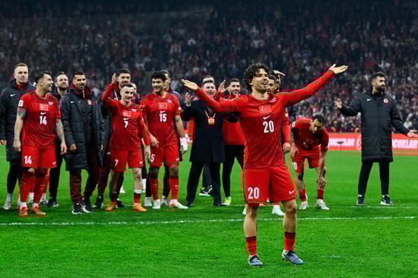 世界杯FIFA体育新闻:在2026年国际足联世界杯欧洲区预选赛C组半决赛中,土耳其队以1-0战胜罗马尼亚队,赛后费尔迪·卡迪奥卢和他的土耳其队友们在伊斯坦布尔沃达丰公园球场庆祝胜利。