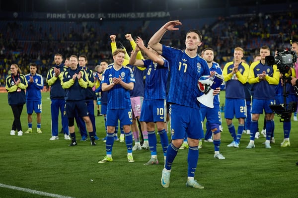 世界杯FIFA体育新闻：维克托·吉奥克雷斯在瑞典队战胜乌克兰队后与队友庆祝。