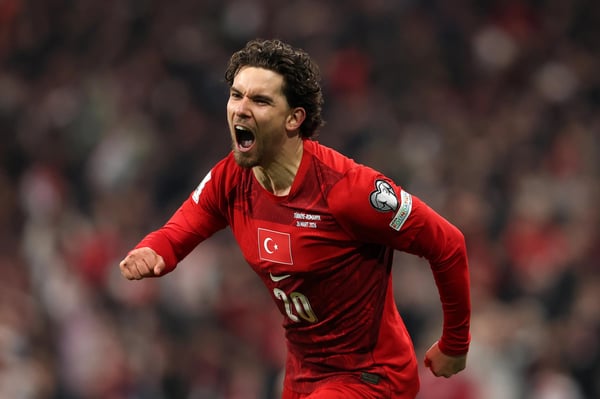 世界杯FIFA体育新闻:在2026年国际足联世界杯欧洲区预选赛C组半决赛中,费尔迪·卡迪奥卢在伊斯坦布尔沃达丰公园球场庆祝他为土耳其队攻入的进球,对手是罗马尼亚队。