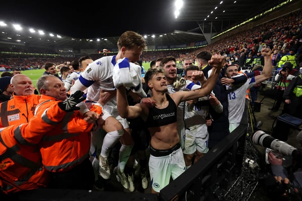 世界杯FIFA体育新闻:在2026年国际足联世界杯欧洲区预选赛A组比赛中,波黑队在加的夫城体育场点球大战中战胜威尔士队,赛后球员们庆祝胜利。