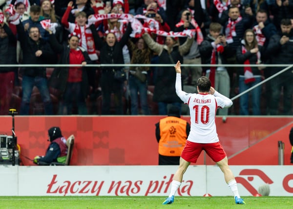 世界杯FIFA体育新闻:2026年3月26日,在波兰华沙PGE Narodowy体育场举行的2026年国际足联世界杯欧洲区预选赛附加赛波兰对阵阿尔巴尼亚的比赛中,皮奥特·杰林斯基(Piotr Zielinski)庆祝进球。(图片由Foto Olimpik/NurPhoto via Getty Images提供)