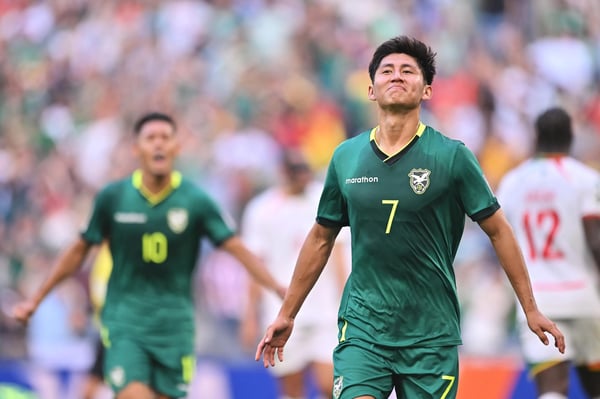 世界杯FIFA体育新闻：2026 年 3 月 26 日，玻利维亚队在与苏里南队的 2026 年 FIFA 世界杯附加赛中对阵苏里南队。