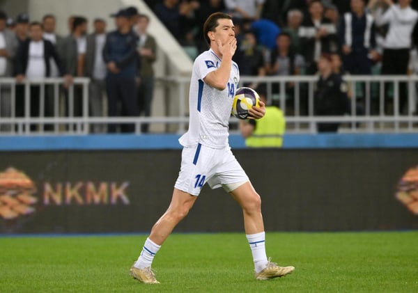 世界杯FIFA体育新闻：在2026年国际足联系列赛塔什干站的比赛中，埃尔多尔·肖穆罗多夫庆祝他为乌兹别克斯坦队攻破加蓬队的球门。