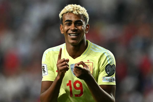 世界杯FIFA体育新闻：在2026年世界杯欧洲区预选赛科尼亚站的比赛中，拉明·亚马尔为西班牙队攻入一球，庆祝进球。