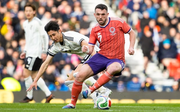 世界杯FIFA体育新闻：2026年3月，约翰·麦金在格拉斯哥汉普顿公园球场代表苏格兰队与日本队进行国际友谊赛。