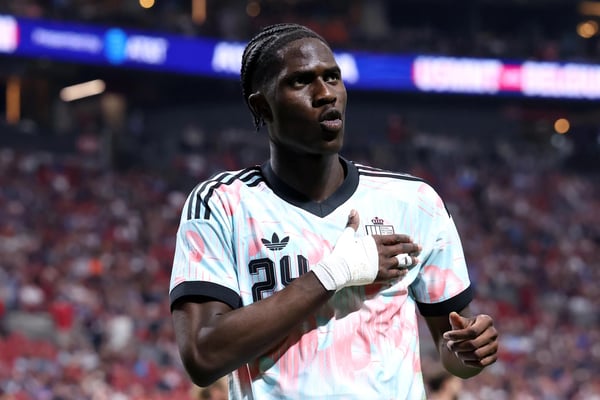 世界杯FIFA体育新闻：2026年3月，在亚特兰大体育场举行的国际友谊赛中，阿马杜·奥纳纳庆祝比利时对阵美国队的进球。