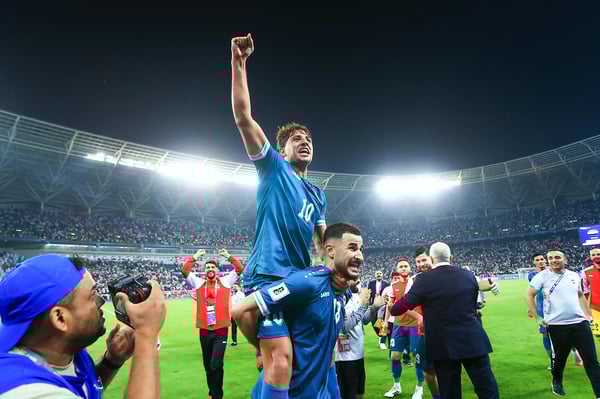 世界杯FIFA体育新闻:伊拉克球员庆祝战胜阿联酋,赢得2026年国际足联世界杯预选赛冠军。