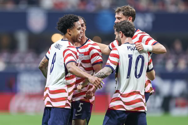 世界杯FIFA体育新闻：2026年3月，在亚特兰大体育场举行的国际友谊赛中，韦斯顿·麦肯尼庆祝美国队对阵比利时队的进球。