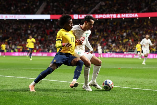 世界杯FIFA体育新闻：2026年3月，在马德里大都会球场举行的一场国际友谊赛中，厄瓜多尔球员安杰洛·普雷西亚多和摩洛哥球员阿纳斯·萨拉赫-埃丁争抢皮球。