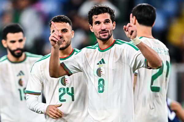 世界杯FIFA体育新闻：2026年3月，在热那亚路易吉·费拉里斯球场举行的国际友谊赛中，侯赛姆·奥亚尔为阿尔及利亚队攻入一球，对手是危地马拉队。图为奥亚尔庆祝进球。