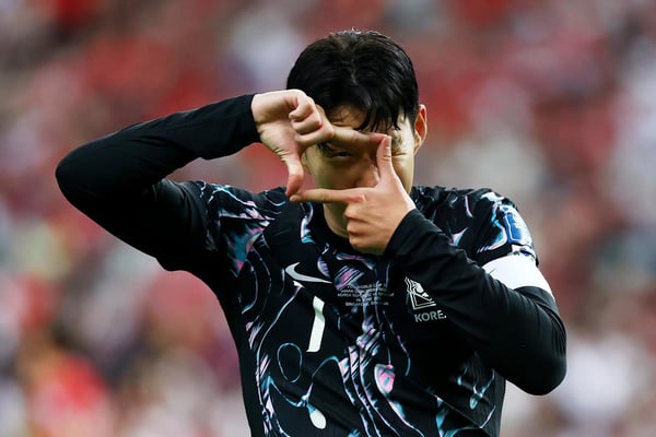 世界杯FIFA体育新闻：孙兴慜庆祝韩国队在第26届世界杯预选赛对阵新加坡的比赛中进球