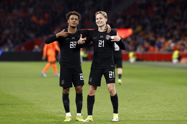 世界杯FIFA体育新闻：2026年3月，在阿姆斯特丹的约翰·克鲁伊夫竞技场举行的国际友谊赛中，安德烈亚斯·谢尔德鲁普为挪威队攻入一球，进球后与奥斯卡·博布庆祝。