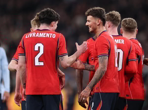 世界杯FIFA体育新闻：2026年3月，在伦敦温布利球场举行的国际友谊赛中，本·怀特为英格兰队攻入一球，随后庆祝进球。