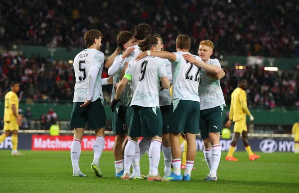 世界杯FIFA体育新闻：2026年3月，在维也纳恩斯特·哈佩尔体育场举行的国际友谊赛中，迈克尔·格雷戈里奇为奥地利队攻入一球，随后与队友庆祝。