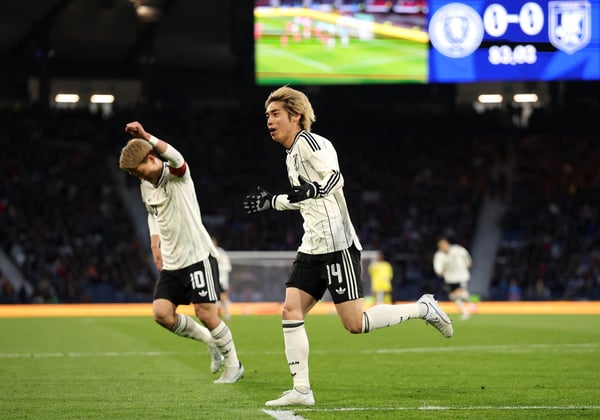 世界杯FIFA体育新闻：2026年3月，在格拉斯哥汉普顿公园球场举行的国际友谊赛中，伊藤淳也为日本队攻入一球，庆祝进球。