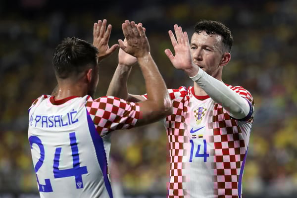 世界杯FIFA体育新闻：2026年3月26日，在佛罗里达州奥兰多露营世界体育场，伊万·佩里西奇和马尔科·帕萨利奇庆祝伊戈尔·马塔诺维奇为克罗地亚队攻入制胜球，帮助球队战胜哥伦比亚队。