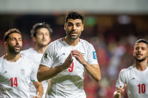 世界杯FIFA体育新闻：迈赫迪·塔雷米庆祝伊朗队在世界杯预选赛中对阵中国香港队的比赛中进球