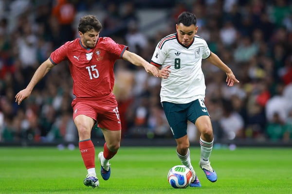 世界杯FIFA体育新闻：2026年3月，在墨西哥城体育场举行的一场国际友谊赛中，墨西哥队的卡洛斯·罗德里格斯与葡萄牙队的若昂·内维斯展开较量。