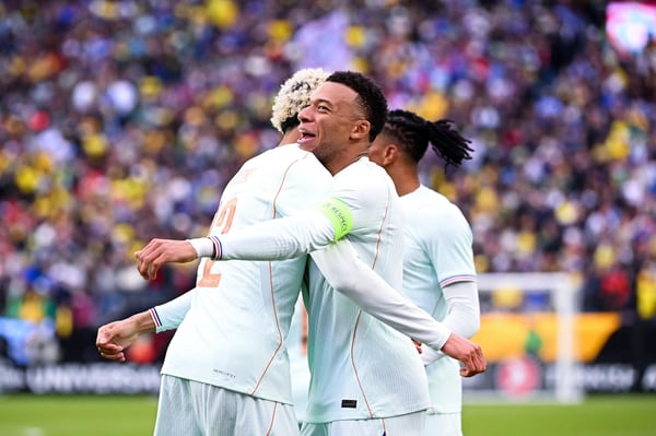 世界杯FIFA体育新闻：2026年3月26日，法国队的雨果·埃基蒂克（左）和基利安·姆巴佩（右）在对阵巴西的比赛中进球后庆祝。