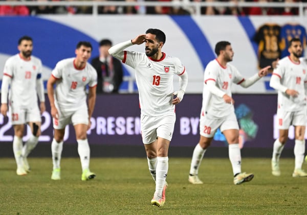 世界杯FIFA体育新闻：2025年3月25日，在韩国水原举行的2026年世界杯亚洲区预选赛韩国对阵约旦的比赛中，约旦球员马哈茂德·阿尔-马尔迪（中）庆祝打入球队首球。（图片来源：郑延济/法新社）（图片来源：郑延济/法新社，经由盖蒂图片社）