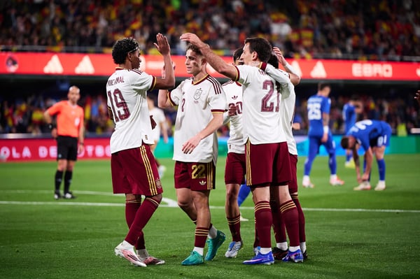 世界杯FIFA体育新闻：2026年3月，在比利亚雷亚尔陶瓷球场举行的国际友谊赛中，米克尔·奥亚尔萨瓦尔庆祝西班牙队攻破塞尔维亚队的球门。