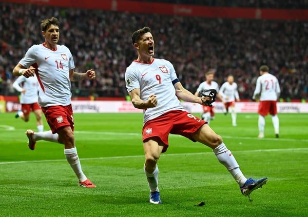世界杯FIFA体育新闻:在2026年国际足联世界杯欧洲区预选赛B组比赛中,罗伯特·莱万多夫斯基在华沙国家体育场为波兰队攻入一球,庆祝战胜阿尔巴尼亚。