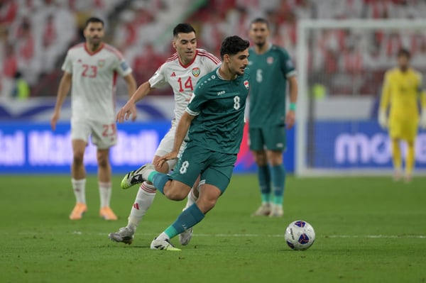 世界杯FIFA体育新闻：艾玛尔·谢尔代表伊拉克队在2026年世界杯预选赛中对阵阿联酋队。