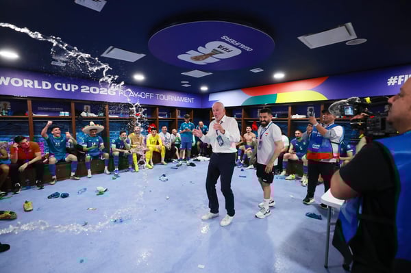 世界杯FIFA体育新闻：伊拉克球员和工作人员庆祝在国际足联附加赛中击败玻利维亚